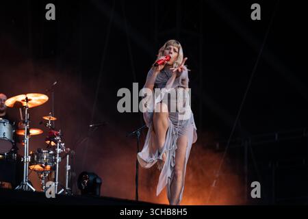 Paris, France. 22 août 2025. Aurora Aksnes, connue sous le nom de Mononymous l'auteur-compositeur-interprète norvégien se produit en direct sur scène au festival Rock en Seine. Crédit : SOPA images Limited/Alamy Live News Banque D'Images