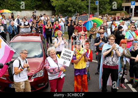 CHRISTOPHER STREET DAY 2025 - Suhl - Am Samstag, dem 30. Août 2025 fand der erste CSD in der thüringischen Kleinstadt Suhl statt. ETWA 350 Menschen zogen durch die Innenstadt, viele bunt gekleidete Menschen folgten dem Aufruf. Mit der CSD-Parade soll Vielfalt gefeiert und die Sichtbarkeit queerer Menschen erhöht werden. Der Demo-Zug formierte sich am Bahnhof unter dem motto : Vielfalt ist unsere Stärke . VOR dem Rathaus im Suhler Zentrum GAB es nach Eintreffen der Parade ein vielfältiges Bühnenprogramm, zahlreiche Infostände, Redebeiträge und Live-Musik. Die Teilnehmer kamen aus ganz Thüringe Banque D'Images