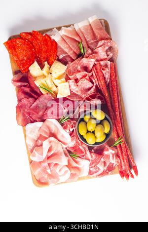 Planche de charcuterie. Antipasti hors-d'œuvre de viande et plateau de fromage avec salami, prosciutto crudo ou jamon et olives Banque D'Images
