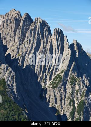 VUE AÉRIENNE. Montagne (Spitzkofel) avec des strates presque verticales. Tourné dans les Alpes de Gailtal (Dolomites de Lienz), près de Lienz, Tyrol oriental, Autriche. Banque D'Images