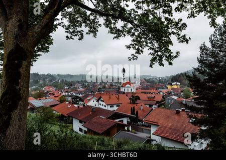 Voyage Allemagne de beaux endroits vue de la ville de Nesselwang un jour de pluie, Bavière Allemagne Banque D'Images