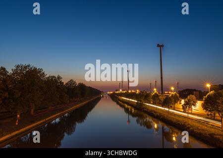 Canal Roeselare-Leie la nuit avec des sentiers lumineux à longue exposition, Belgique Banque D'Images