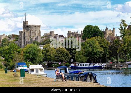 Le bord de la rivière à Windsor avec le château sur la ligne d'horizon un jour d'été ensoleillé Berkshire Angleterre Royaume-Uni Banque D'Images
