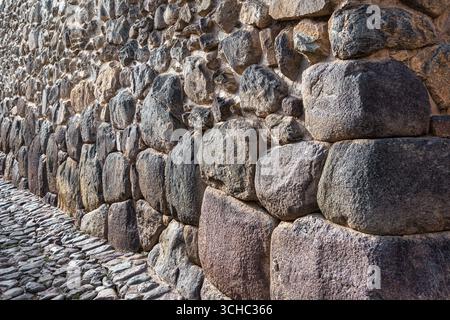 Vue de détail avec les murs inca en pierres taillées dans la Vallée sacrée d'Ollantaytambo, Pérou. Banque D'Images