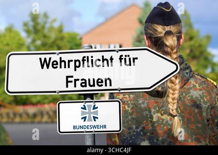Bavière, Allemagne - 1er septembre 2025 : PHOTOMONTAGE, panneau de signalisation avec inscription : conscription pour les femmes, et logo de la Bundeswehr, derrière lui une femme soldat en uniforme de camouflage avec queue de cochon tressée. Image symbolique du service militaire obligatoire pour les femmes en Allemagne *** FOTOMONTAGE, Wegweiser Schild mit Aufschrift : Wehrpflicht für Frauen, und Bundeswehr-logo, dahinter eine Soldatin in TarnUniform mit geflochtenem Zopf. Symbolbild Wehrpflicht für Frauen in Deutschland Banque D'Images
