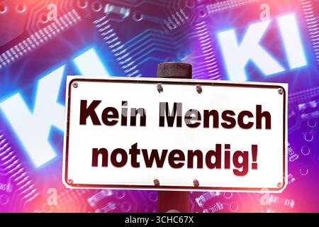 Bavière, Allemagne - 1er septembre 2025 : PHOTOMONTAGE, signe avec l'inscription : aucun humain nécessaire devant un fond ai avec des circuits lumineux. Photo symbolique du lien entre intelligence artificielle et perte d'emploi *** FOTOMONTAGE, Schild mit der Aufschrift : Kein Mensch notwendig vor Ki-Hintergrund mit leuchtenden Schaltkreisen. Symbolfoto für den Zusammenhang von künstlicher Intelligenz und Arbeitsplatzverlust Banque D'Images