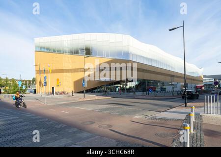 Helsinki, Finlande. Août 26 2025. Vue panoramique sur l'architecture moderne de la Bibliothèque centrale d'Oodi dans le centre-ville Banque D'Images