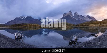 Mirador Los Cuernoes vue sur les montagnes emblématiques des cornes de Paine, Torres del Paine, Chili Banque D'Images