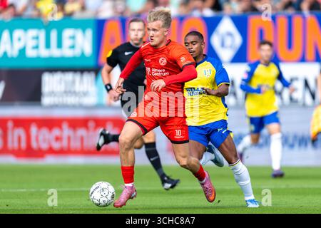 Waalwijk, pays-Bas. 30 août 2025. WAALWIJK, PAYS-BAS - AOÛT 30 : Julian Rijkhoff d'Almere City FC combat pour le ballon avec Godfried Roemeratoe du RKC Waalwijk lors du match néerlandais Keuken Kampioen Divisie entre le RKC Waalwijk et l'Almere City FC au Mandemakers Stadion le 30 août 2025 à Waalwijk, pays-Bas. (Photo de Joris Verwijst/Orange Pictures) crédit : Orange pics BV/Alamy Live News Banque D'Images