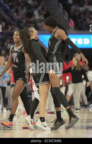 La garde des Golden State Valkyries Veronica Burton (22 ans) et le centre Temi Fagbenle (14 ans) célèbrent la victoire des Golden State Valkyries sur les Washington Mystics au Chase Center, samedi 30 août 2025, à San Francisco. (Photo de Gerome Wright/image du sport) Banque D'Images