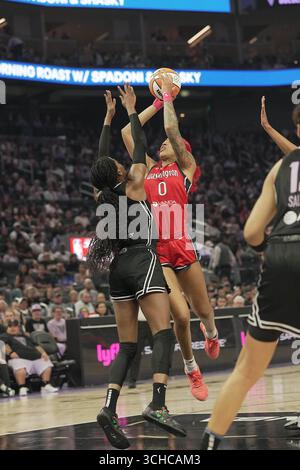 L'attaquante Shakira Austin (0) de Washington Mystics tire le ballon contre le centre Golden State Valkyries Temi Fagbenle (14) au Chase Center, samedi 30 août 2025, à San Francisco. (Photo de Gerome Wright/image du sport) Banque D'Images