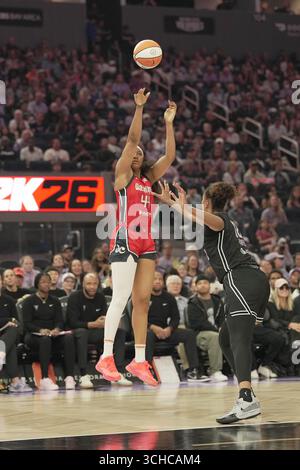 L'attaquant Kiki Iriafen (44 ans) de Washington Mystics tire le ballon contre le centre Golden State Valkyries Iliana Rupert (12 ans) au Chase Center, samedi 30 août 2025, à San Francisco. (Photo de Gerome Wright/image du sport) Banque D'Images