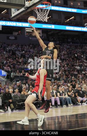 L'attaquante de Golden State Valkyries Janelle Salaun (13). Se dirige vers le panier contre la garde de Washington Mystics Jade Melbourne (5) au Chase Center, samedi 30 août 2025, à San Francisco. (Photo de Gerome Wright/image du sport) Banque D'Images