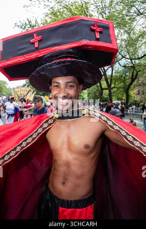New York, NY, États-Unis. 1er septembre 2024. Les participants et les spectateurs se sont bousculés à l'Eastern Parkway de Brooklyn à Crown Heights pour la parade annuelle de la Fête américaine des Indiens de l'Ouest, exposant les drapeaux et les couleurs de l'île, élaborant des costumes à plumes et dansant sur la musique des Caraïbes. Crédit : Ed Lefkowicz/Alamy Live News Banque D'Images