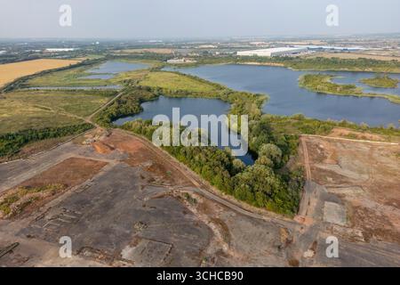 Vue aérienne du lac Swan, juste au nord du parc à thème Universal Studios proposé près de Bedford, au Royaume-Uni. Banque D'Images