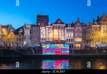 Canal d'Amsterdam pendant Amsterdam Light Festival avec des œuvres d'art 'ensemble' des artistes italiens Luigi Console & Valentina novembre. (L'amour est contagieux). Banque D'Images