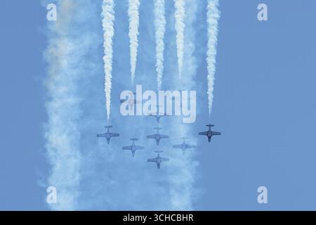 Toronto, Canada. 31 août 2025. Les Snowbirds des Forces canadiennes effectuent une manœuvre gracieuse pendant le salon aérien international du Canada. Les légendaires tuteurs rouges et blancs CT-114 volent en formation serrée contre un ciel bleu clair, mettant en valeur les compétences et le travail d'équipe de l'équipe d'élite de voltige des Forces armées canadiennes. Le 31 août 2025 à Toronto, Canada. (Photo de Leonardo Ramirez/Eyepix Group) crédit : Eyepix Group/Alamy Live News Banque D'Images