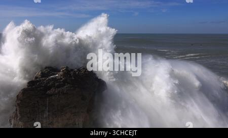 De hautes vagues se brisent sur les rochers Banque D'Images
