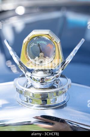 Bouchon de radiateur chromé vintage pour voiture avec indicateur de température indiquant une lecture normale Banque D'Images