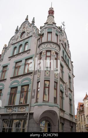 Bâtiment historique Art Nouveau avec façade ornée et tourelle dans la vieille ville de Tallinn Estonie Banque D'Images
