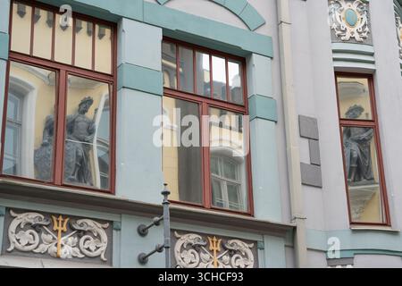Façade de bâtiment historique avec fenêtres ornées et éléments décoratifs dans la vieille ville de Tallinn Banque D'Images