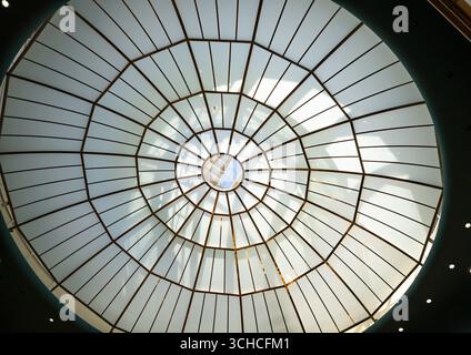 Plafond dôme en verre circulaire avec motif géométrique radial et lumière naturelle Banque D'Images