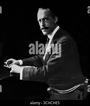 Page tirée de L’illustration, 10 juin 1916, avec Henry Herman Harjes, président de l’American relief Committee en France, photographié par Taponier. L'article décrit le rôle des organisations caritatives américaines pendant la première Guerre mondiale, y compris l'American relief Clearing House et l'hôpital de Neuilly. Il met en lumière l’aide humanitaire américaine aux soldats français blessés, les contributions financières et les efforts de secours qui ont permis de combler la solidarité franco-américaine pendant le conflit. Banque D'Images