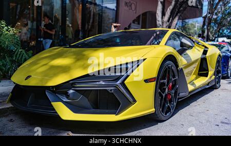 Miami, Floride, États-Unis - 16 février 2025 : voiture Lamborghini Revuelto garée en plein air, vue latérale. 2024 Lamborghini Revuelto hybride supercar voiture de sport. Luxu Banque D'Images