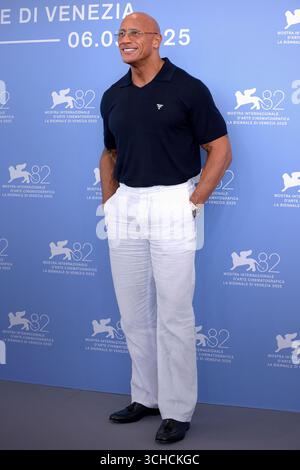 Venise, Italie. 01 Sep, 2025. VENISE, ITALIE - 01 SEPTEMBRE : Dwayne Johnson participe à la photocall 'The Smashing machine' lors du 82ème Festival International du film de Venise le 1er septembre 2025 à Venise, Italie. Crédit : dpa/Alamy Live News Banque D'Images