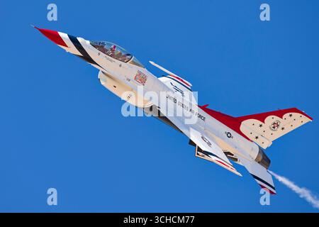 Performances du jet Thunderbirds F-16 Banque D'Images