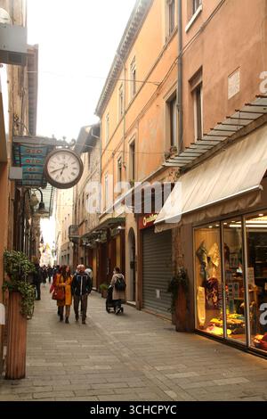 Via Cairoli dans le centre historique de Ravenne, Italie Banque D'Images