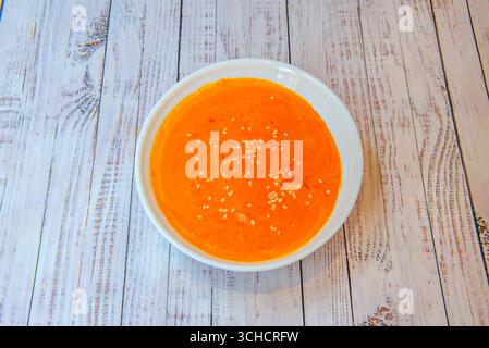 Meen Moilee : poisson au curry doux avec lait de coco, gingembre et feuilles de citron vert Kaffir Banque D'Images