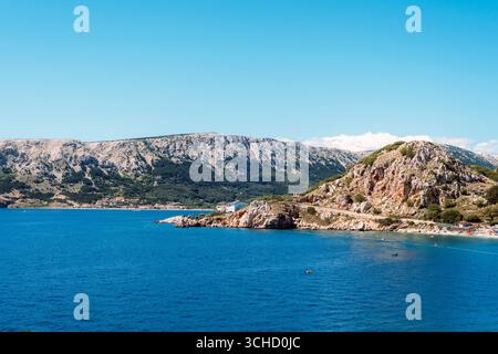 Paysage de ville de Baska avec mer et montagnes bleues cristallines. Île de Krk, Croatie. Banque D'Images