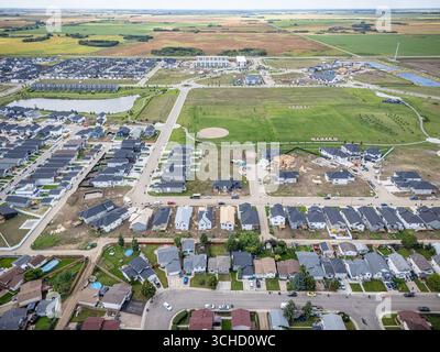 Vue aérienne de Kensington à Saskatoon, Saskatchewan, montrant les nouvelles maisons, étangs et parcs communautaires. Banque D'Images