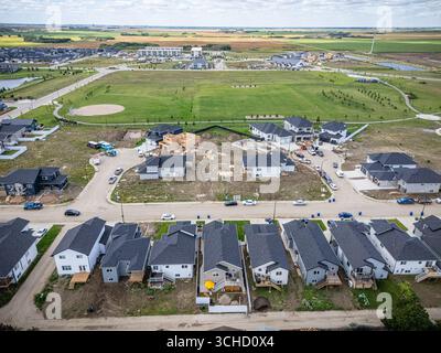 Vue aérienne de Kensington à Saskatoon, Saskatchewan, montrant les nouvelles maisons, étangs et parcs communautaires. Banque D'Images