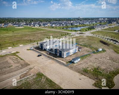 Vue aérienne de Kensington à Saskatoon, Saskatchewan, montrant les nouvelles maisons, étangs et parcs communautaires. Banque D'Images