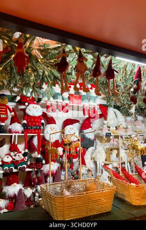 MALAGA, ESPAGNE - 21 DÉCEMBRE 2024 : le centre-ville brille de décorations de Noël enchanteresses, créant un pays des merveilles festif à Malaga, en Espagne Banque D'Images