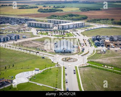 Vue aérienne de Kensington à Saskatoon, Saskatchewan, montrant les nouvelles maisons, étangs et parcs communautaires. Banque D'Images
