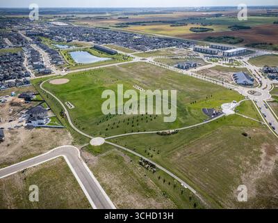 Vue aérienne de Kensington à Saskatoon, Saskatchewan, montrant les nouvelles maisons, étangs et parcs communautaires. Banque D'Images