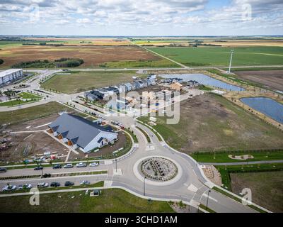 Vue aérienne de Kensington à Saskatoon, Saskatchewan, montrant les nouvelles maisons, étangs et parcs communautaires. Banque D'Images