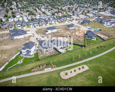 Vue aérienne de Kensington à Saskatoon, Saskatchewan, montrant les nouvelles maisons, étangs et parcs communautaires. Banque D'Images