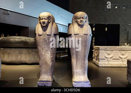 Grand Musée égyptien (GEM), Galerie principale, sarcophage de Hekenut (à gauche, de Saqqara) et Diennefer (Asyut), Gizeh, Egypte, Afrique du Nord, Afrique Banque D'Images