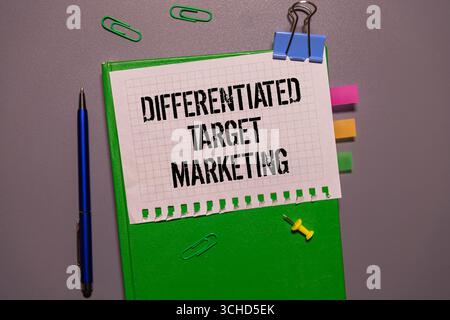 TROUVEZ VOTRE texte DE NICHE sur un fond bleu avec clavier et presse-papiers, concept d'entreprise Banque D'Images