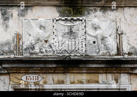 Détail du Palazzo Marcorà (XVe s.) avec un bas-relief représentant les armoiries familiales entre une paire de sphinx ailés, Castello, Venise, Italie Banque D'Images