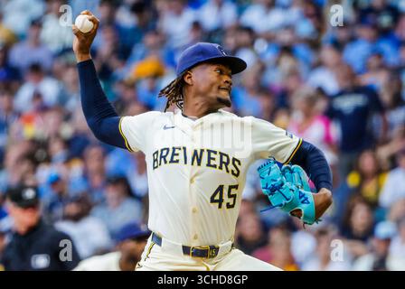 Milwaukee, États-Unis. 01 Sep, 2025. Le lanceur de secours des Milwaukee Brewers, Abner Uribe, lance la neuvième manche du match MLB entre les Phillies de Philadelphie et les Brewers de Milwaukee à American Family déposé à Milwaukee, Wisconsin, le lundi 1er septembre 2025. Photo de Tannen Maury/UPI crédit : UPI/Alamy Live News Banque D'Images