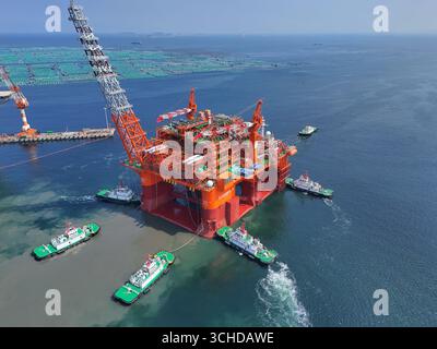 L'usine flottante de production de gaz naturel à grande échelle, Scarabeo 5, construite par une compagnie maritime chinoise pour une compagnie italienne, a quitté la base de construction CIMC Raffles à Yantai, Shandong, Chine, le 1er septembre 2025, sous le remorquage d'un remorqueur. Banque D'Images