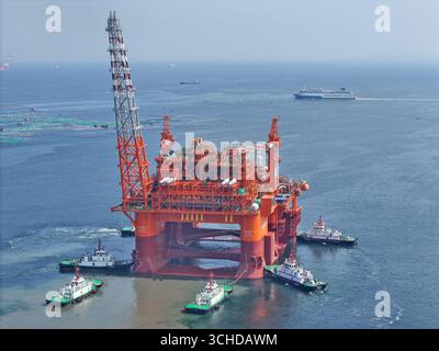 L'usine flottante de production de gaz naturel à grande échelle, Scarabeo 5, construite par une compagnie maritime chinoise pour une compagnie italienne, a quitté la base de construction CIMC Raffles à Yantai, Shandong, Chine, le 1er septembre 2025, sous le remorquage d'un remorqueur. Banque D'Images