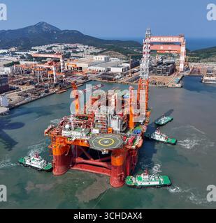 L'usine flottante de production de gaz naturel à grande échelle, Scarabeo 5, construite par une compagnie maritime chinoise pour une compagnie italienne, a quitté la base de construction CIMC Raffles à Yantai, Shandong, Chine, le 1er septembre 2025, sous le remorquage d'un remorqueur. Banque D'Images
