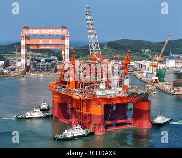 L'usine flottante de production de gaz naturel à grande échelle, Scarabeo 5, construite par une compagnie maritime chinoise pour une compagnie italienne, a quitté la base de construction CIMC Raffles à Yantai, Shandong, Chine, le 1er septembre 2025, sous le remorquage d'un remorqueur. Banque D'Images