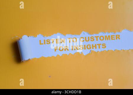 Écoutez le client pour obtenir des informations texte écrit dans du papier déchiré Banque D'Images